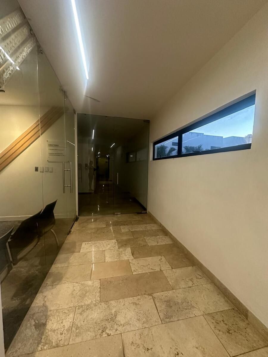 4 de 13: Pasillo exterior oficina