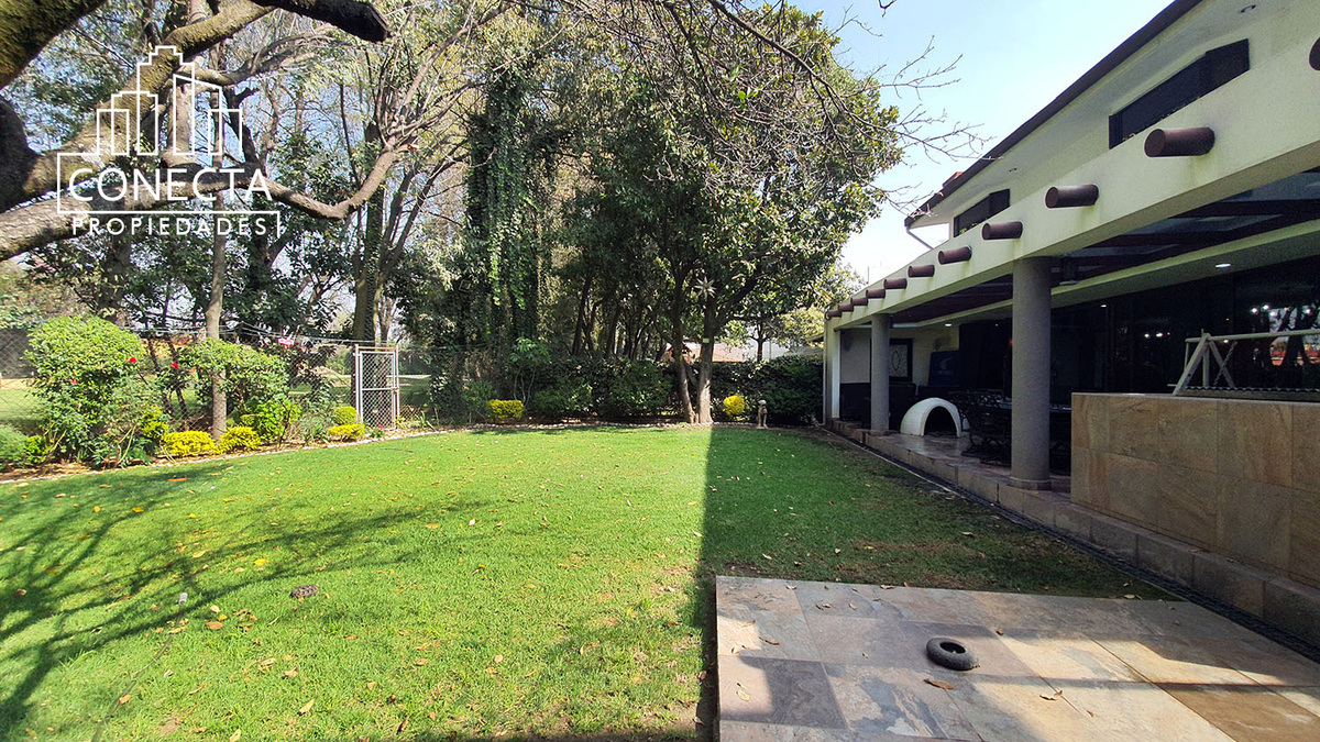 2 of 21: Terraza y jardín con vista parcial al campo