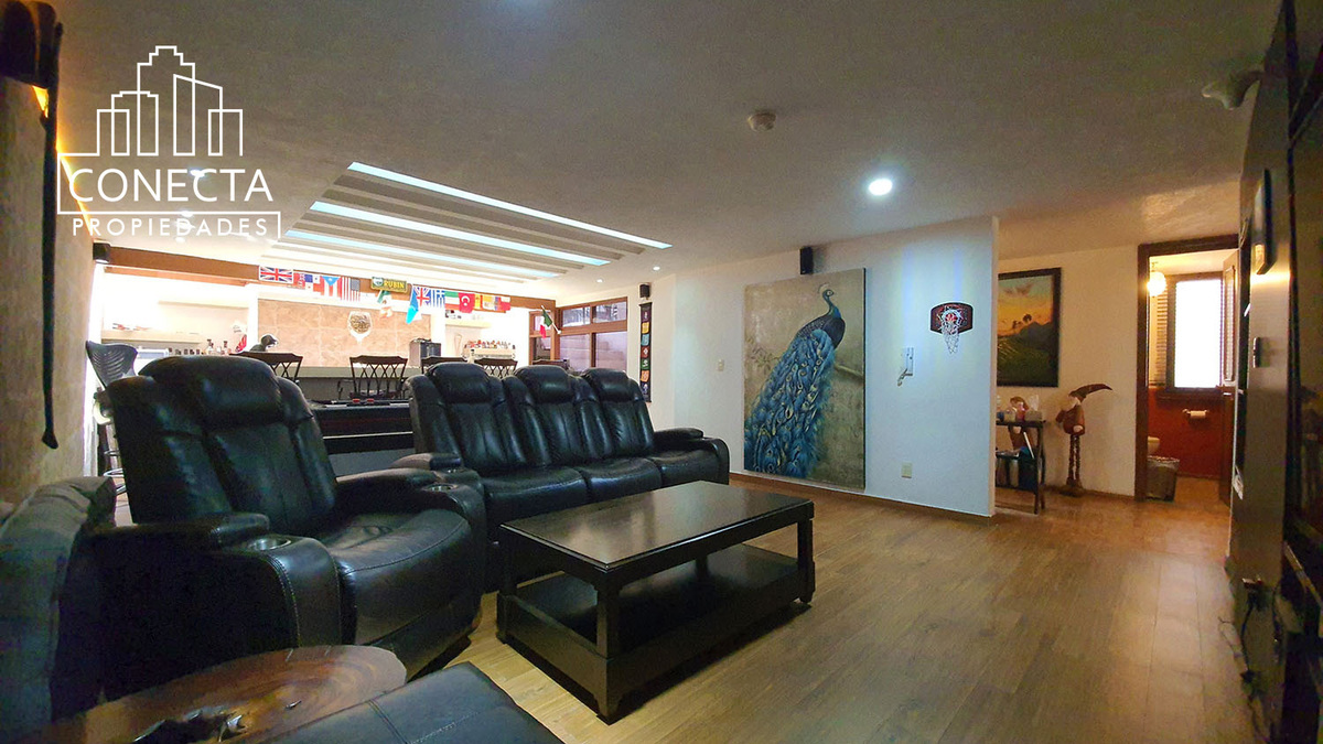 8 of 21: Salón de juegos