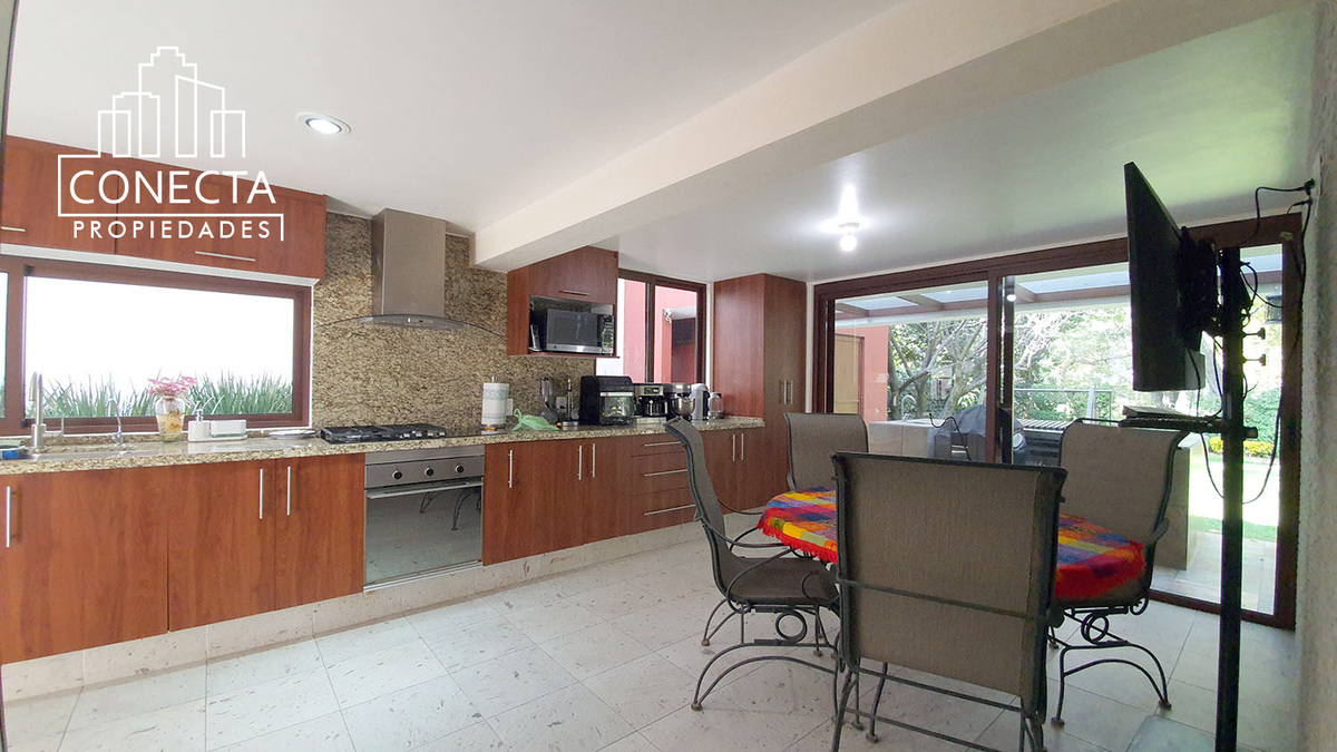 7 of 21: Cocina equipada