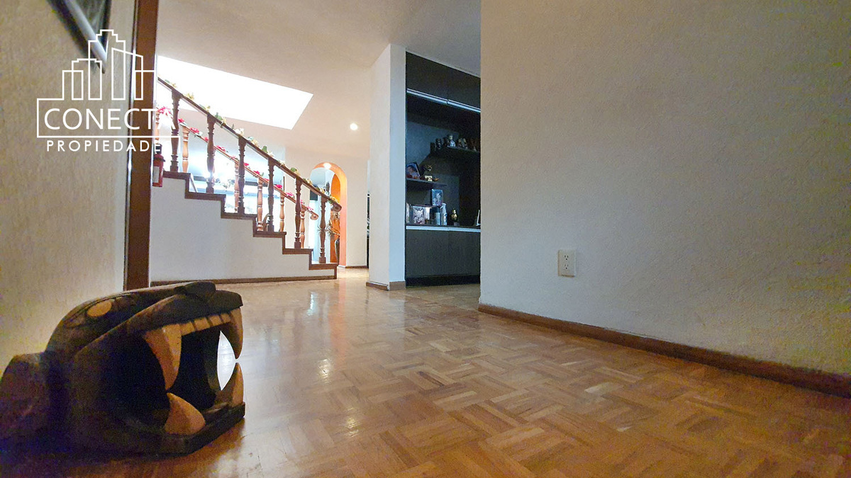 10 of 21: Hall de planta baja