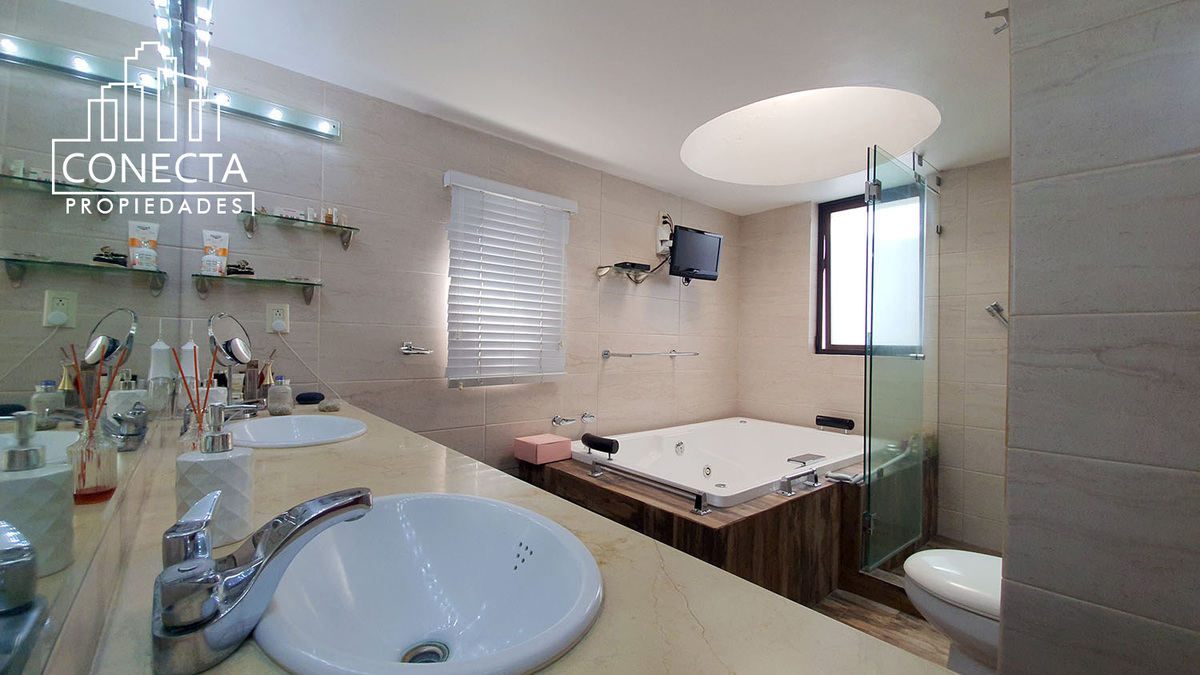 18 of 21: Baño con jacuzzi recámara principal