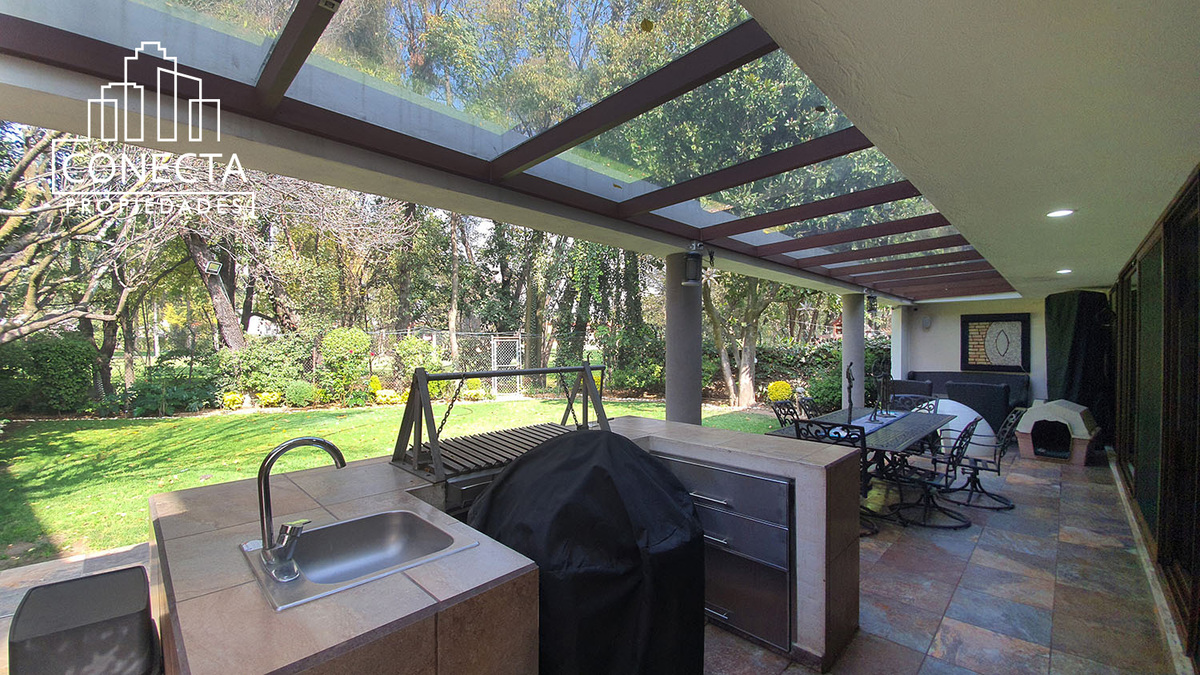 4 of 21: Terraza y asador con 2 medios baños