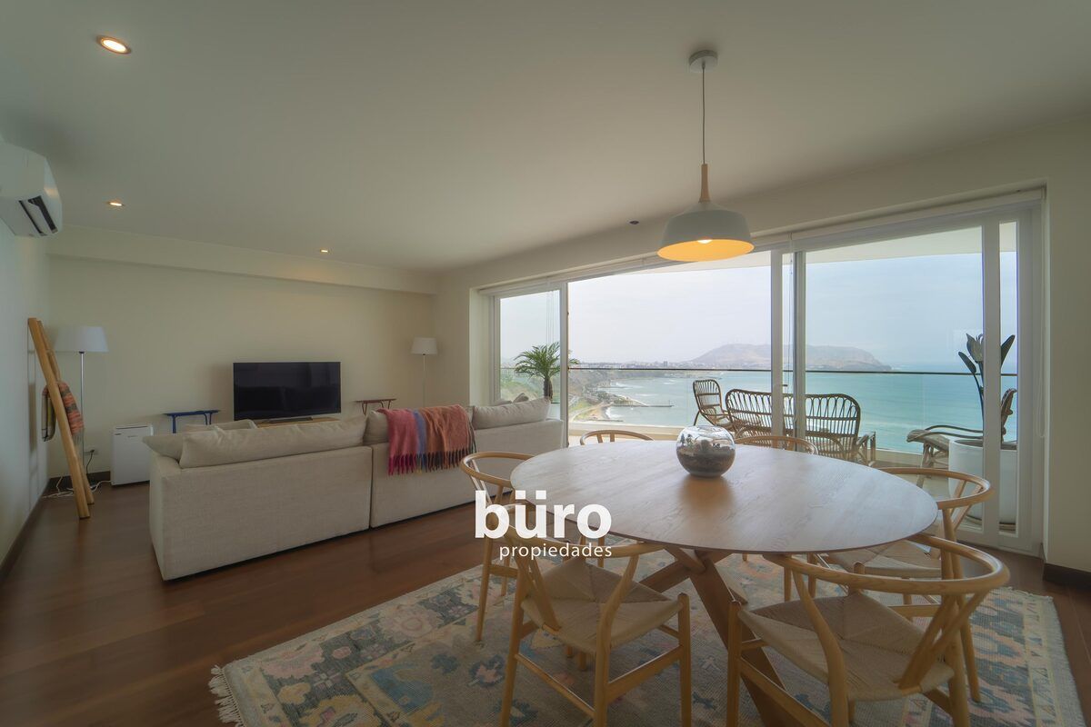 3 de 29: Sala comedor con salida a terraza y vista al mar