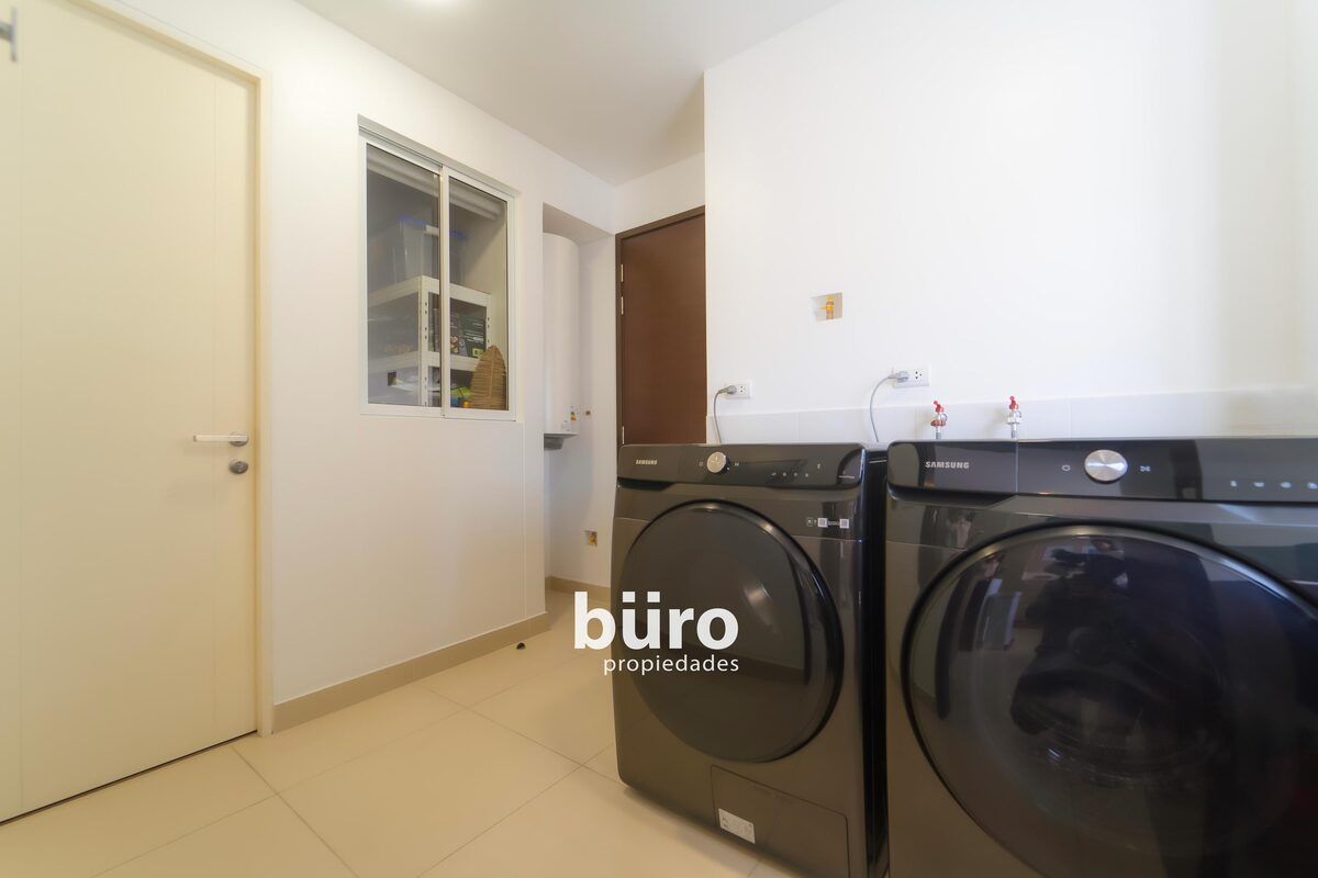 18 de 29: Area de lavanderia con cuarto y baño de servicio