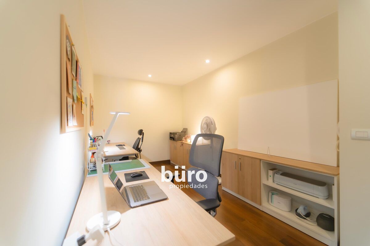 8 de 29: Sala de estar / Escritorio