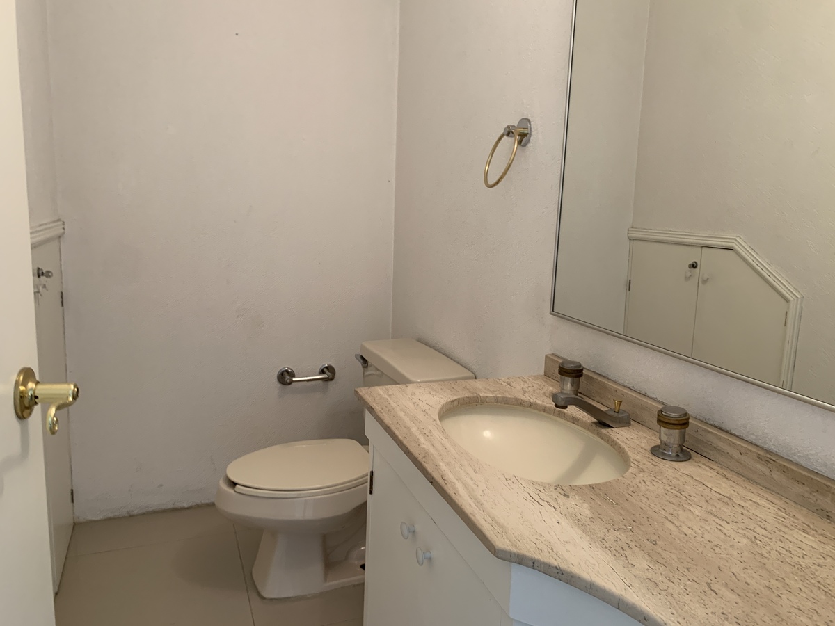 9 de 37: Baño visitas