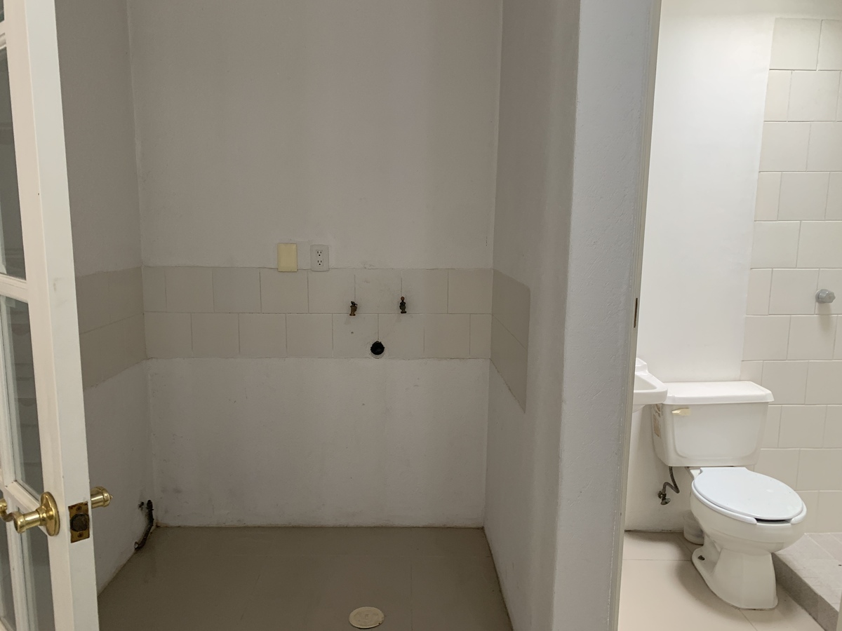 16 de 37: BAÑO SERVICIO LAVANDERIA