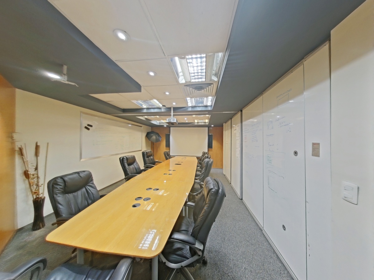4 de 30: Sala de juntas. Equipada.