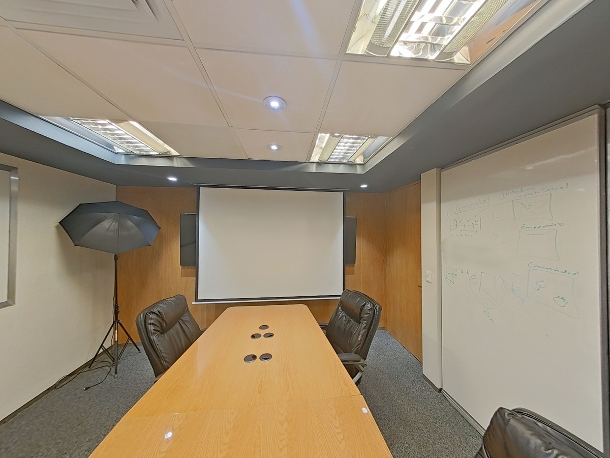5 de 30: Sala de juntas. Equipada.