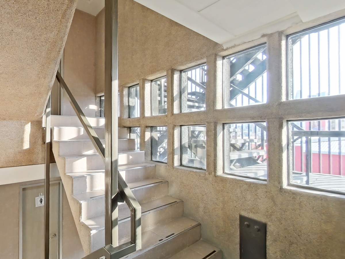 26 de 30: Escaleras y escaleras de emergencia.