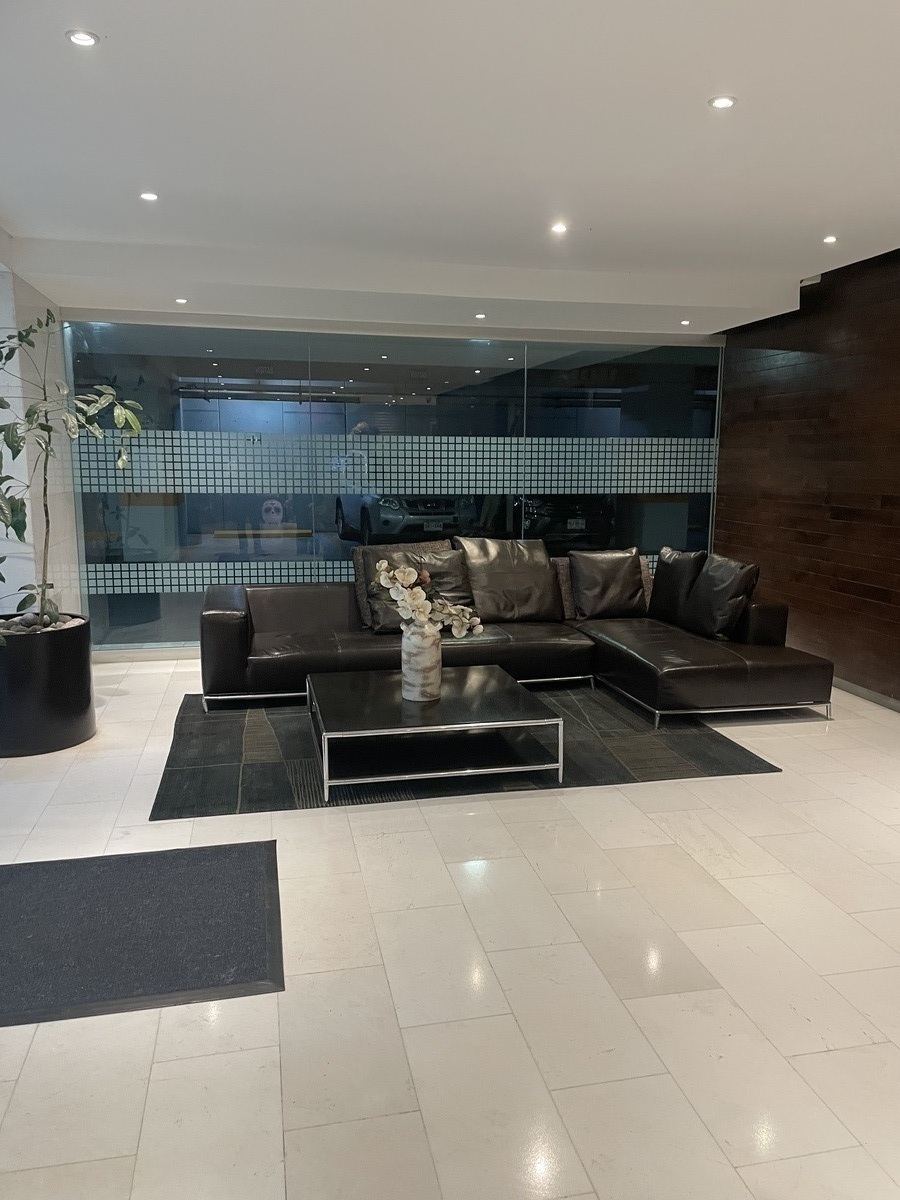 2 de 36: Recibidor del Edificio