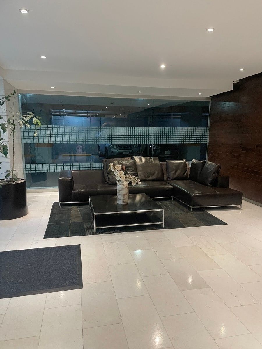 2 de 34: Recibidor del Edificio