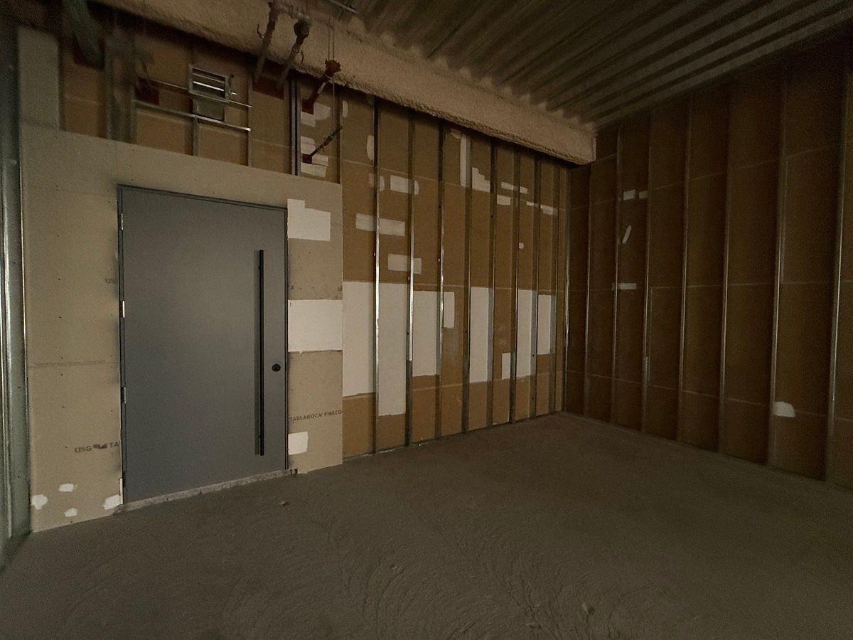 15 of 15: entrada a la oficina