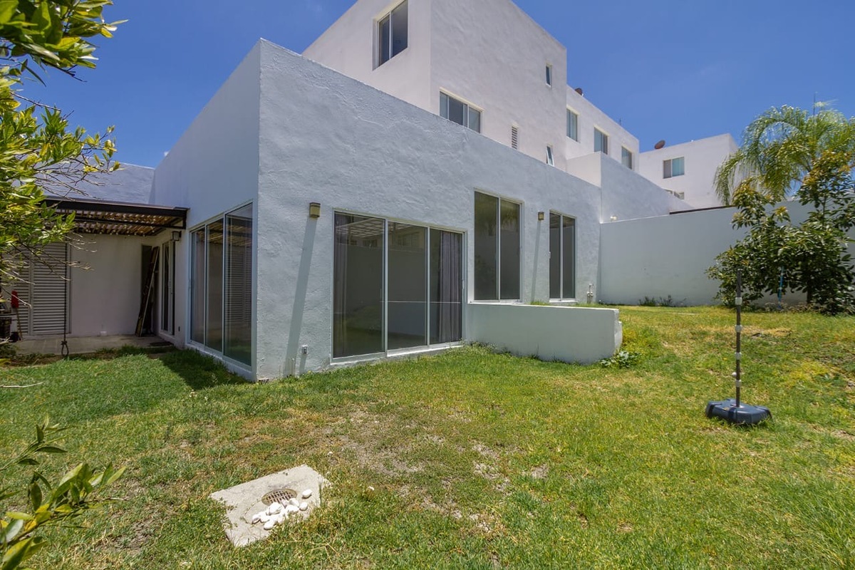 8 of 16: Jardín 120 m2