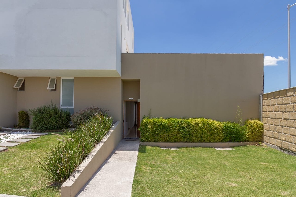 1 of 16: Jardín Frontal