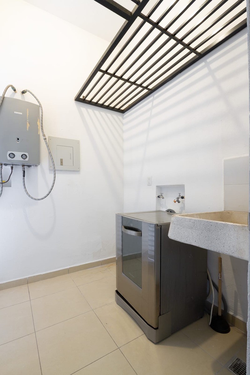 15 of 16: Cuarto de Lavado