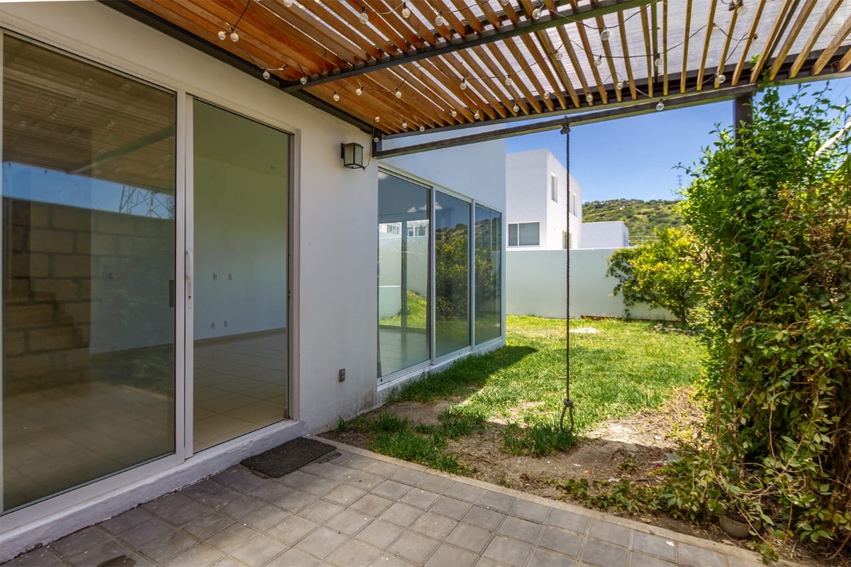 7 of 16: Pergolado y Jardín