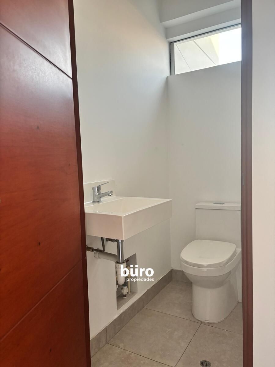 9 de 13: Baño Visita