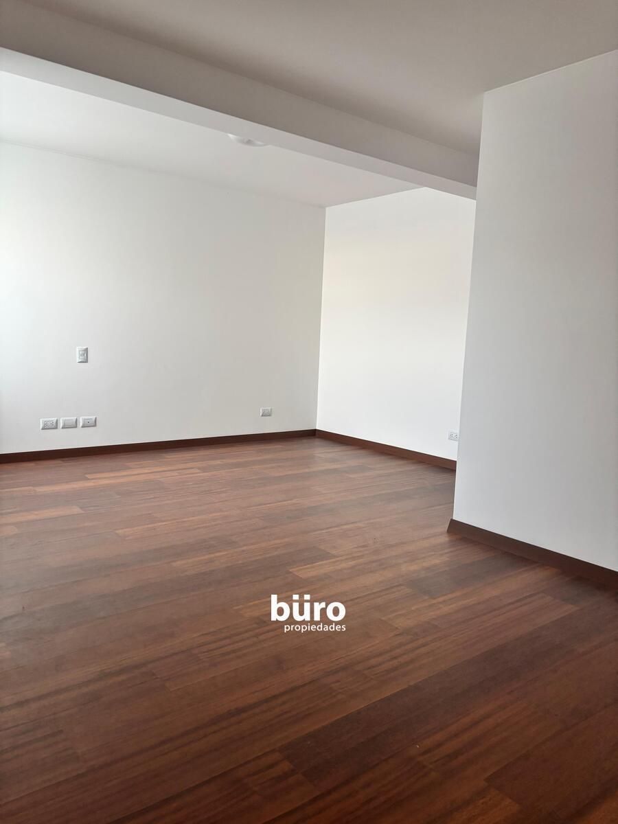 6 de 13: Dormitorio Amplio con Baño incorporado