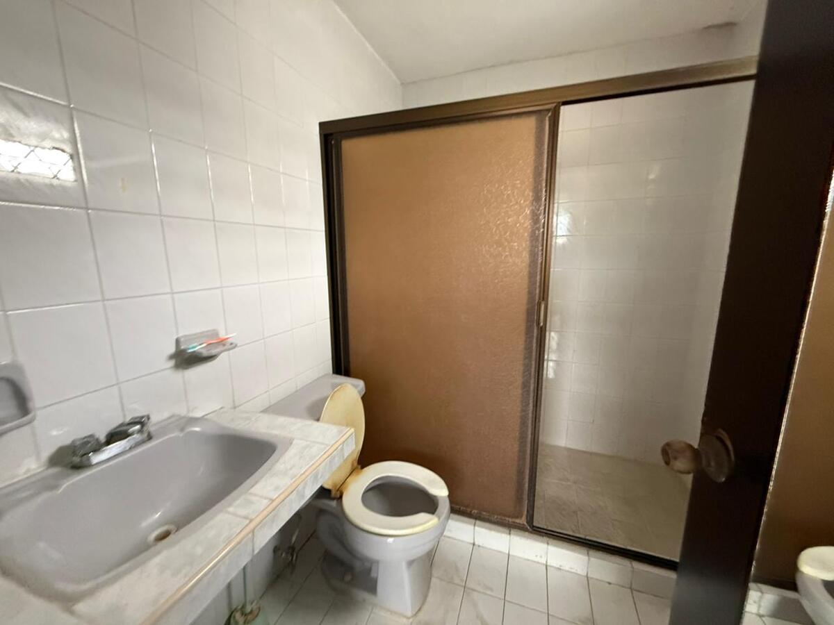 15 de 17: Baño de Oficina