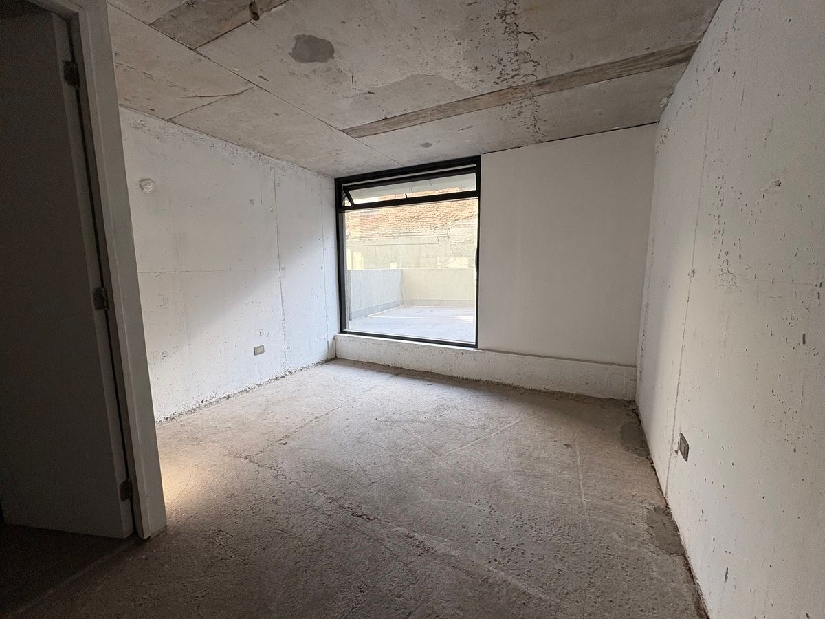 Local comercial de planta libreen obra calle Curico