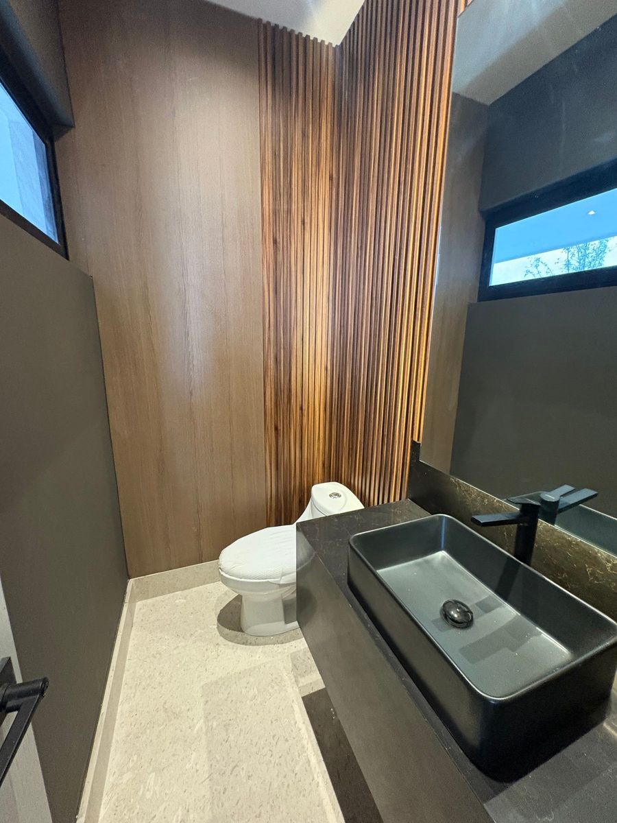 20 de 20: Medio baño de visitas