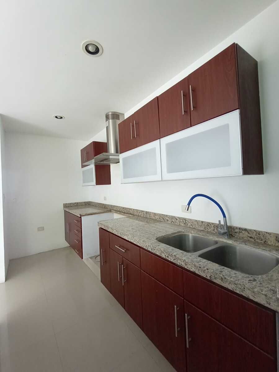 21 de 25: Cocina con granito