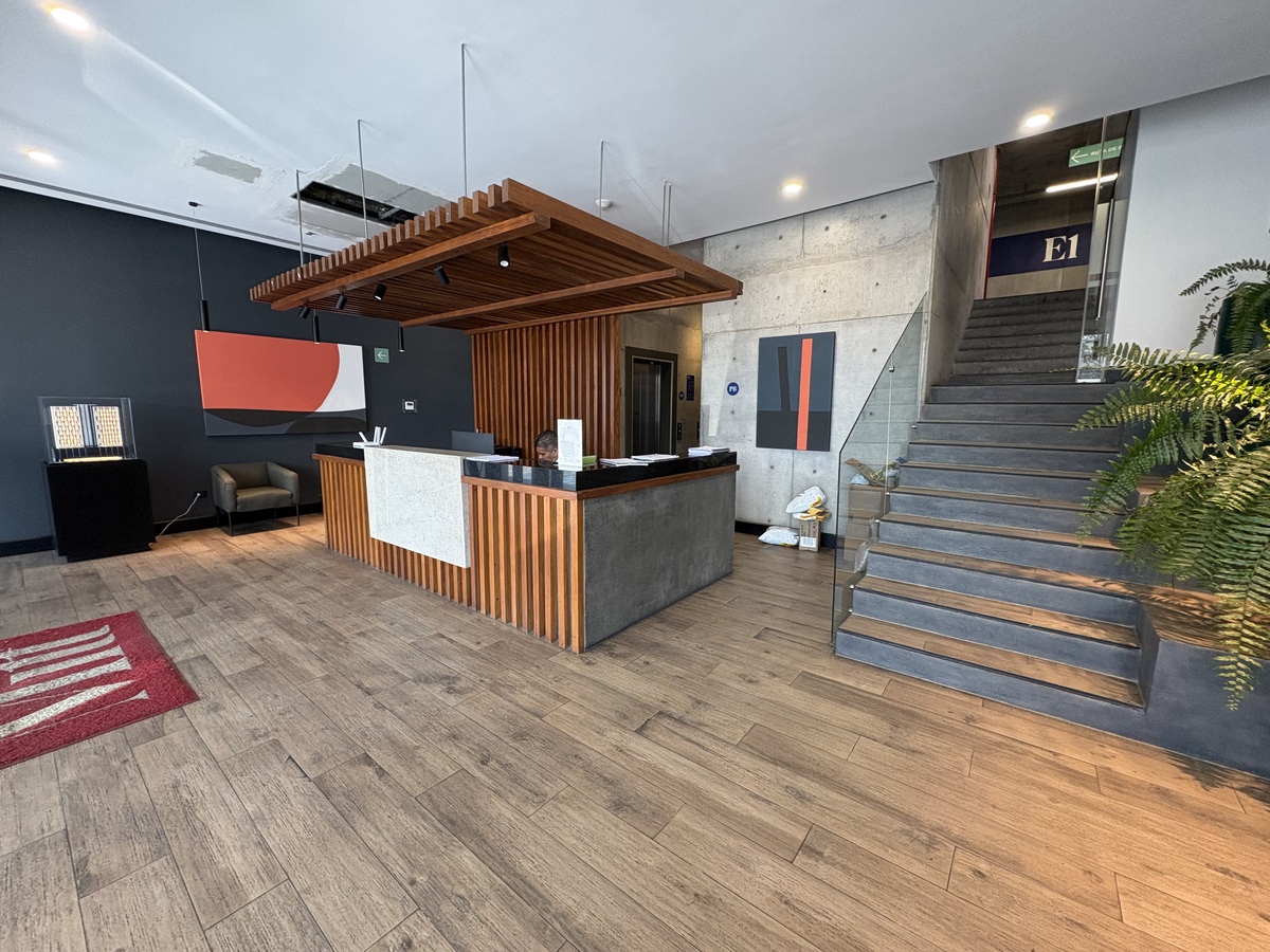 10 of 26: Lobby entrada desde calle