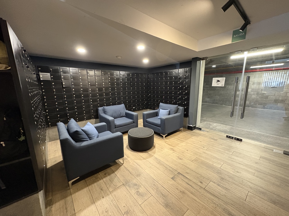 11 of 26: Lobby entrada desde estacionamiento de visitas