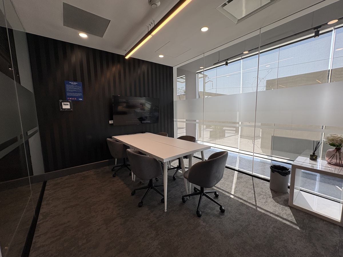 19 of 26: Sala de juntas