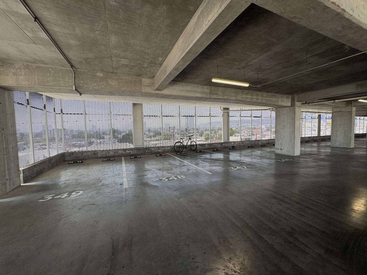 23 of 26: Estacionamiento techado