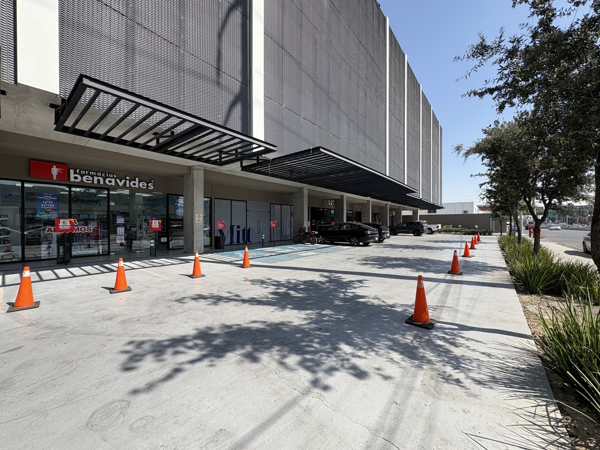 24 of 26: Farmacia y cafetería en PB