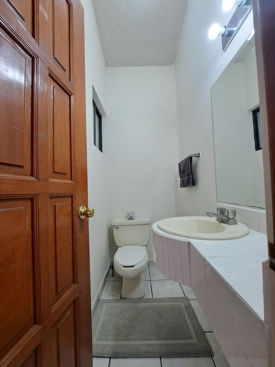 12 de 26: BAÑO DE VISITAS