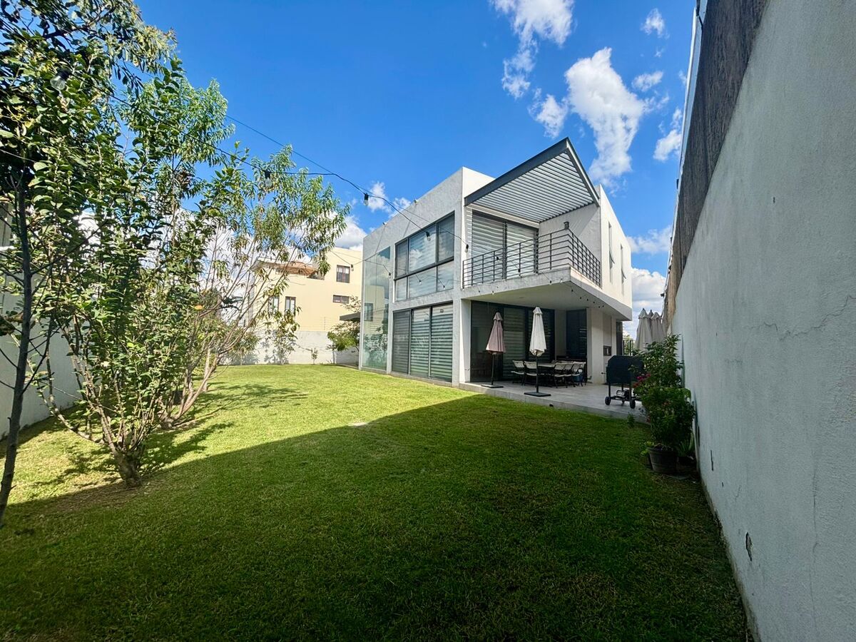 18 de 48: Fachada Trasera