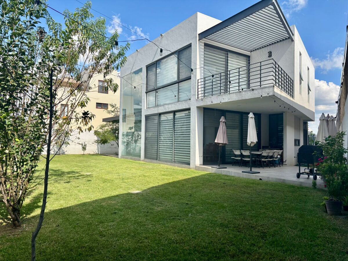 17 de 48: Fachada Trasera