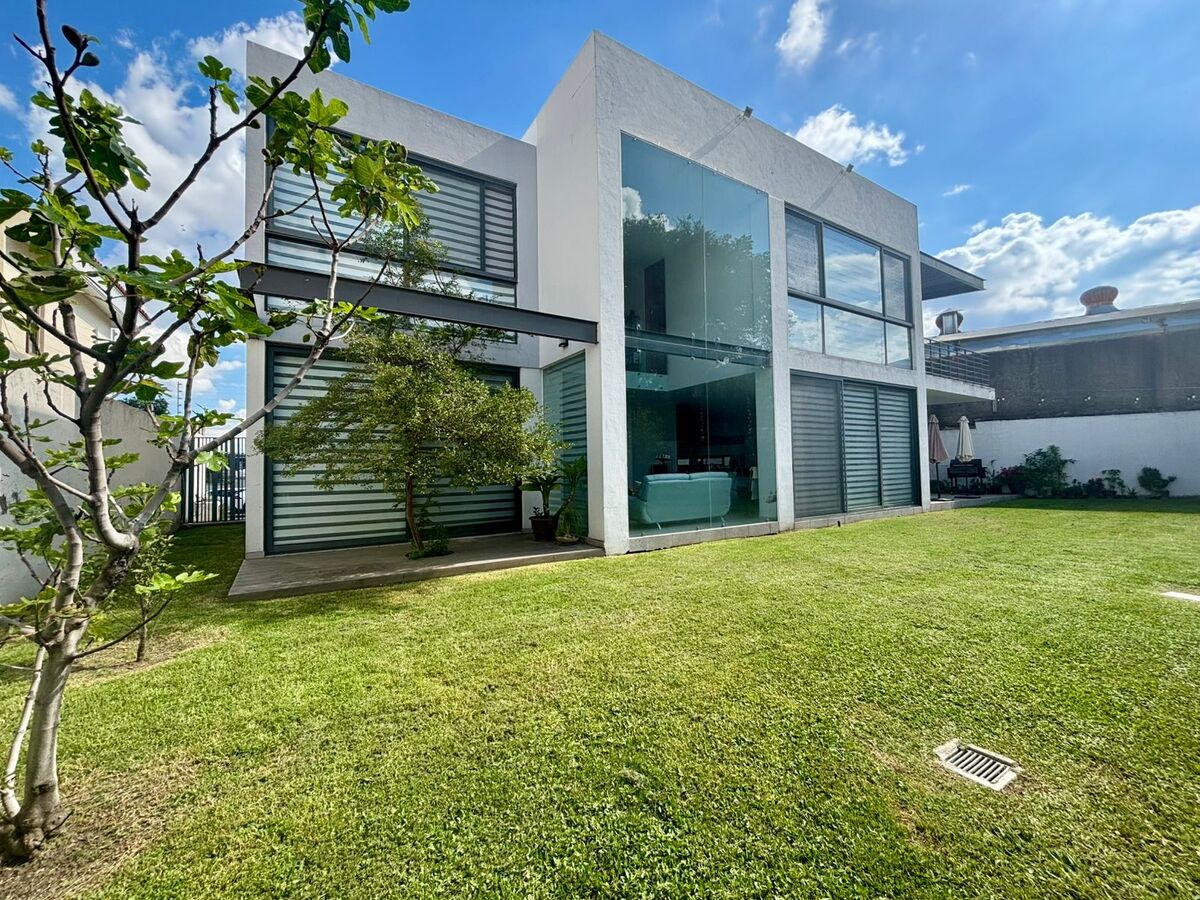 19 de 48: Fachada trasera