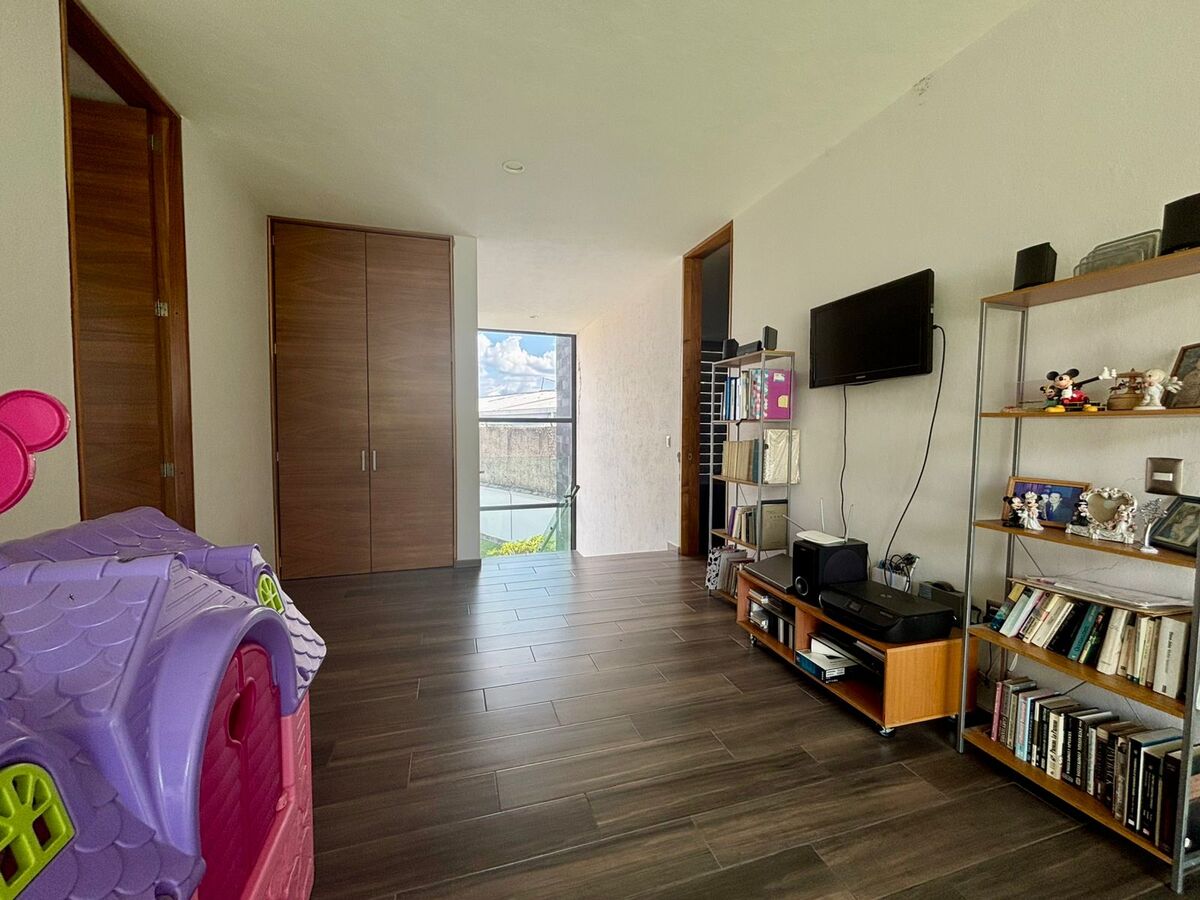 21 de 48: Estar de TV / Family Room /Distribuidor /Closet de blancos