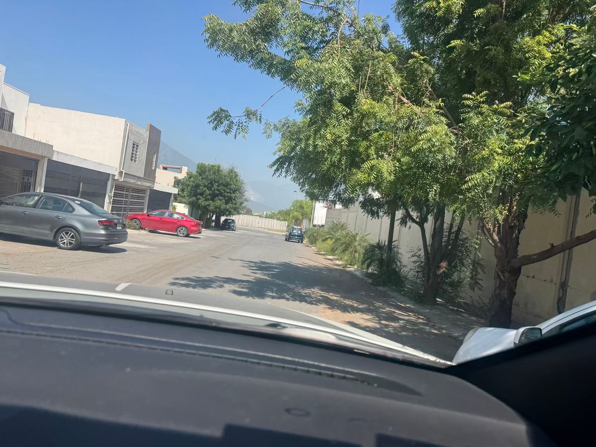 7 de 22: Enfrente estacionamiento