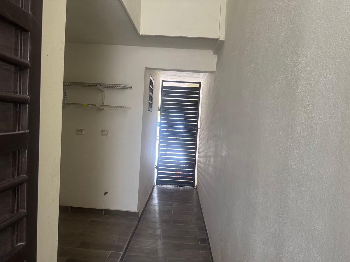 12 de 22: Pasillo que muestra lavandería