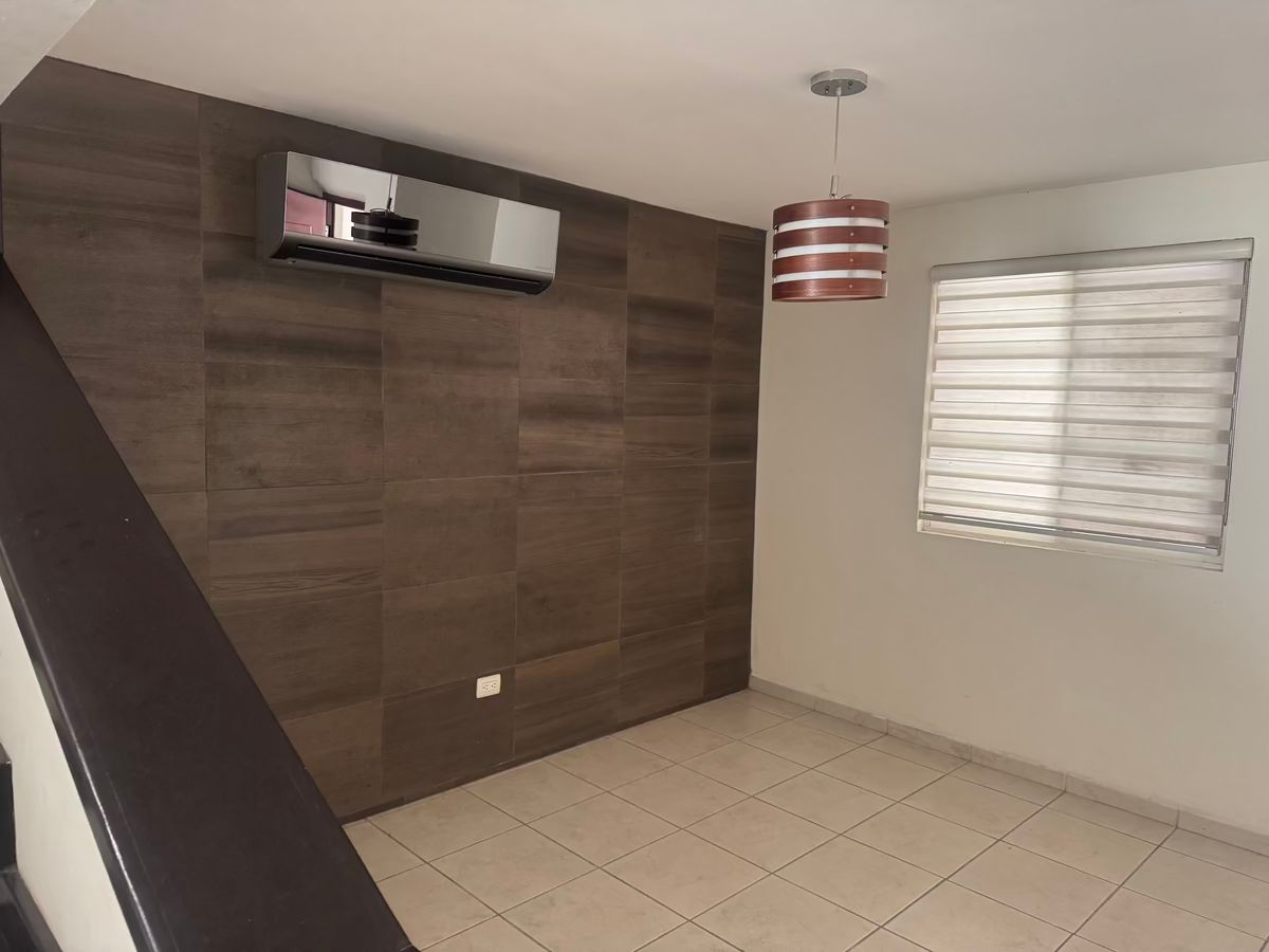 13 de 22: escalera y sala