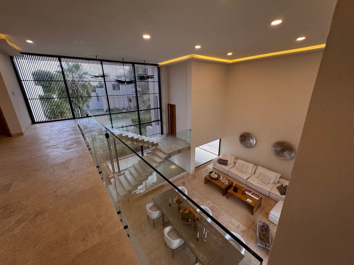 3 de 35: Vista desde la planta alta hacia la sala.