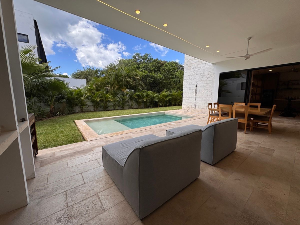 4 de 35: Vista hacia el jardin de la parte de atras