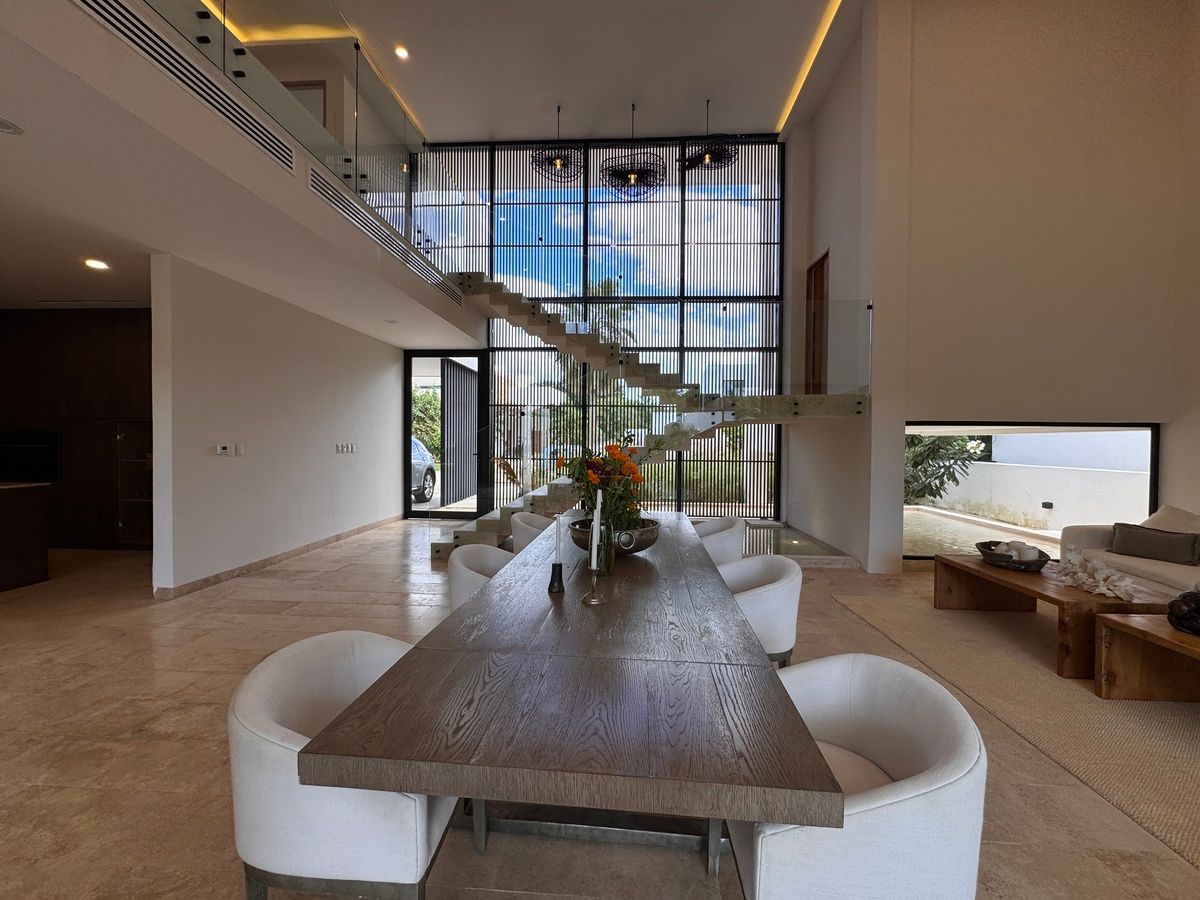 2 de 35: Vista del Comedor hacia la parte de enfrente de la Propiedad