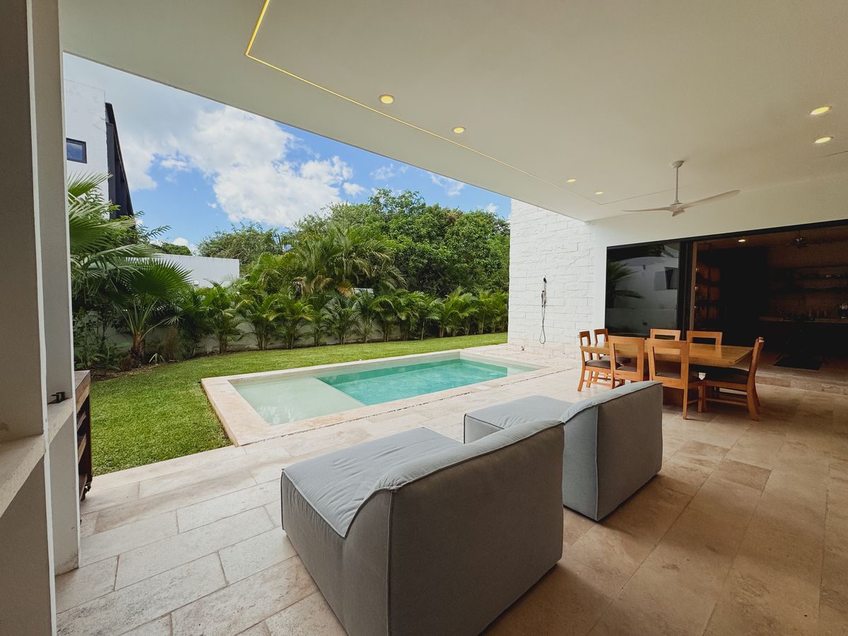 26 de 35: Vista parcial del patio y la alberca