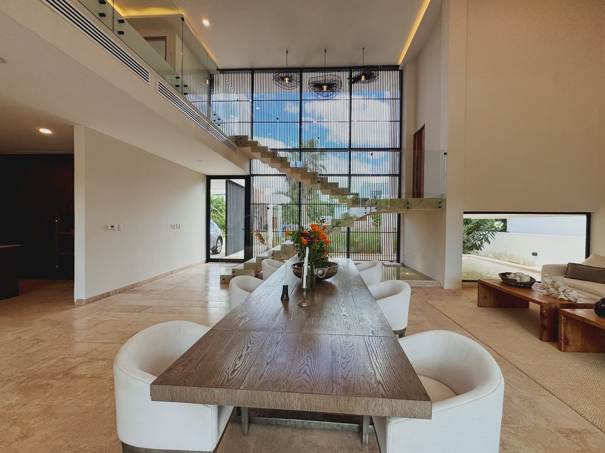 28 de 35: Vista de el comedor y parte de la sala.