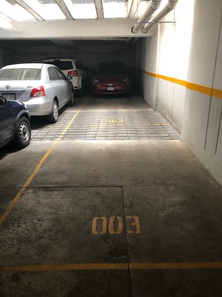 21 of 34: Estacionamiento