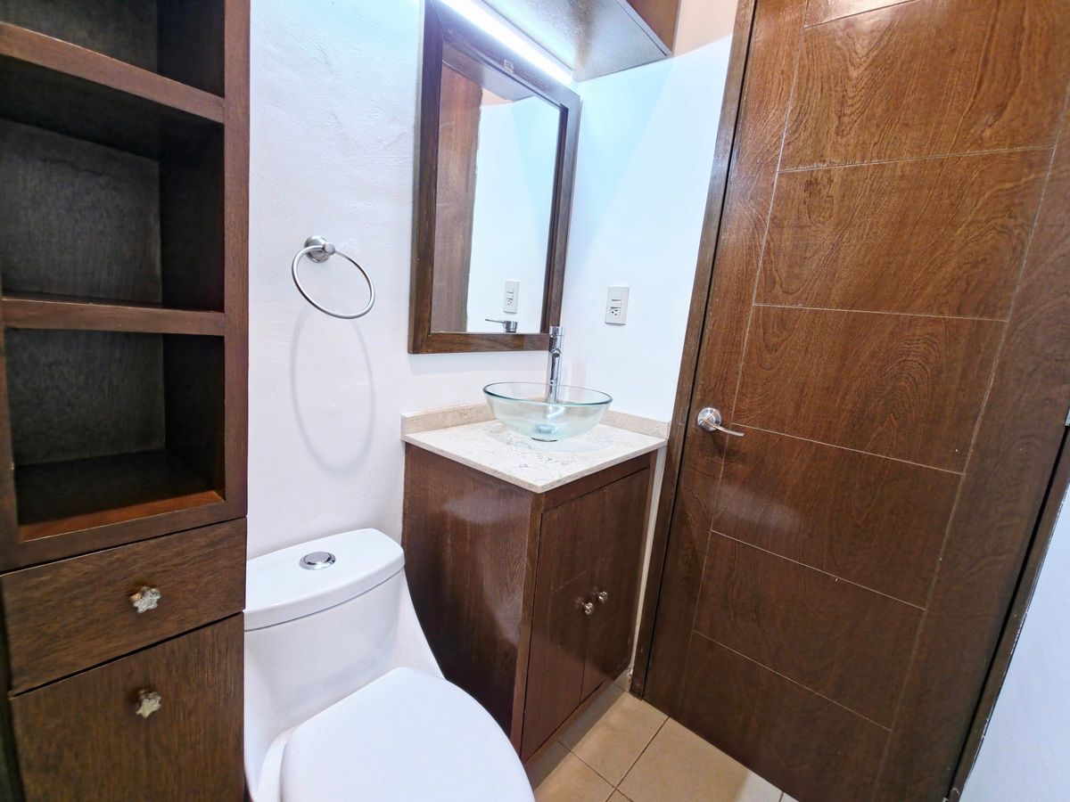 7 of 34: Baño de visitas