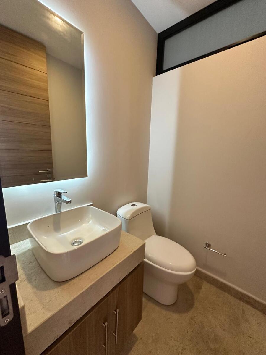 8 de 18: MEDIO BAÑO VISITAS