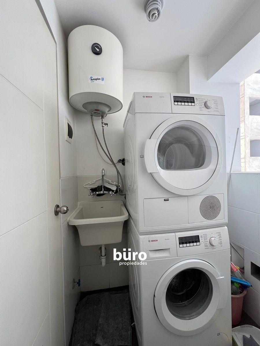 14 de 17: Lavandería con terma, lavadora y secadora